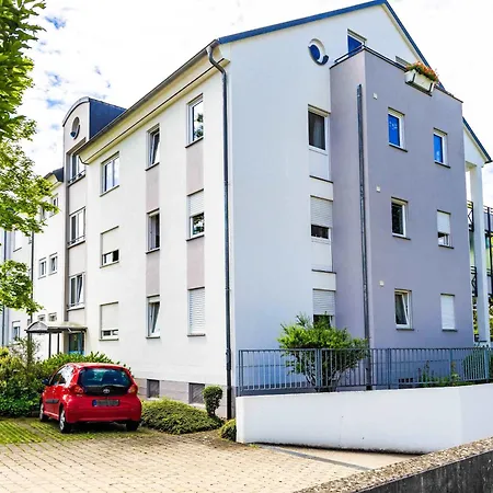 Black&white Mit Sonnenbalkon Und Parkplatz *