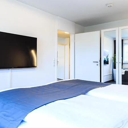 Black&white Mit Sonnenbalkon Und Parkplatz Friedrichshafen
