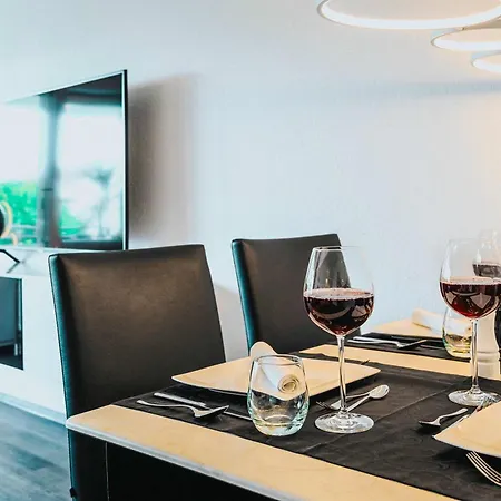 Black&white Mit Sonnenbalkon Und Parkplatz Apartment *